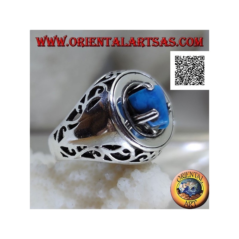 Anillo de plata con pirámide de turquesa engastada en un disco liso con calado floral en los laterales