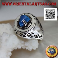 Bague en argent avec pyramide turquoise sertie sur un disque lisse ajouré floral sur les côtés