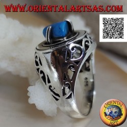 Anillo de plata con pirámide de turquesa engastada en un disco liso con calado floral en los laterales