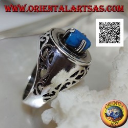 Bague en argent avec pyramide turquoise sertie sur un disque lisse ajouré floral sur les côtés