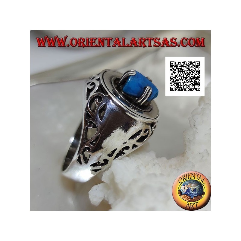 Bague en argent avec pyramide turquoise sertie sur un disque lisse ajouré floral sur les côtés