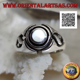 Bague en argent avec nacre ronde entre disques concentriques gravés et ajourée sur les côtés