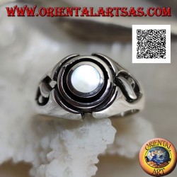 Silver ring with round mother of pearl between engraved concentric discs and openwork on the sides