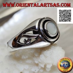 Anillo de plata con nácar redondo entre discos concéntricos grabados y calado en los laterales