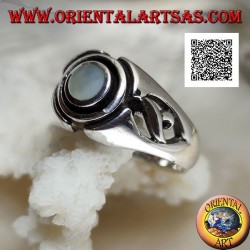 Silver ring with round mother of pearl between engraved concentric discs and openwork on the sides