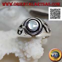Bague en argent avec nacre ronde entre disques concentriques gravés et ajourée sur les côtés