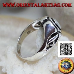 Silver ring with round mother of pearl between engraved concentric discs and openwork on the sides