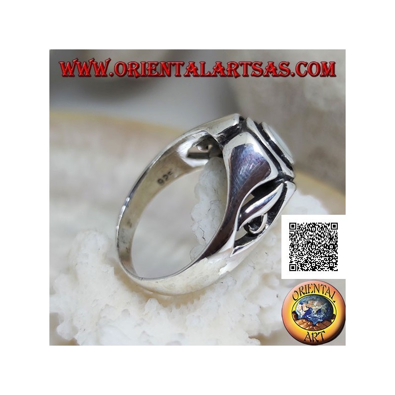 Anello in argento con madreperla tonda tra dischi concentrici incisi e trafori sui lati