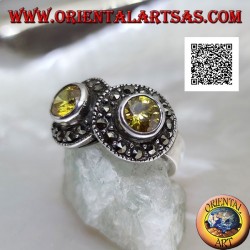 Anillo de plata con dos topacios amarillos redondos en dos círculos tachonados de marcasita que se cruzan