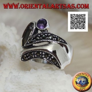 Anello in argento di forma astratta in stile futuristico con parti di marcassite e ametista tonda 
