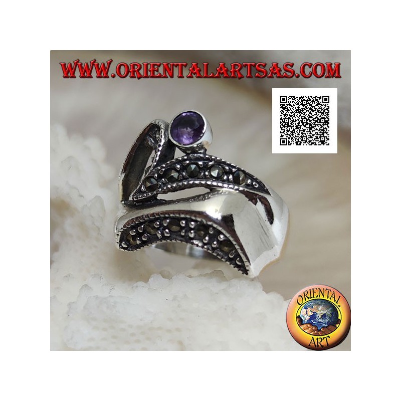 Bague en argent de forme abstraite dans un style futuriste avec des parties de marcassite et d'améthyste ronde