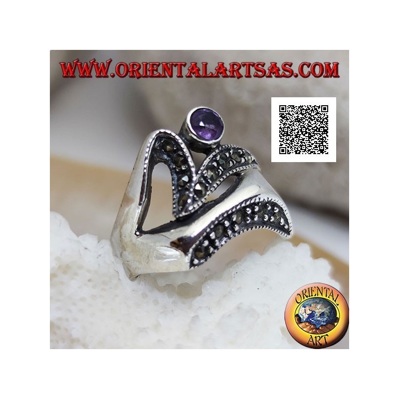Bague en argent de forme abstraite dans un style futuriste avec des parties de marcassite et d'améthyste ronde