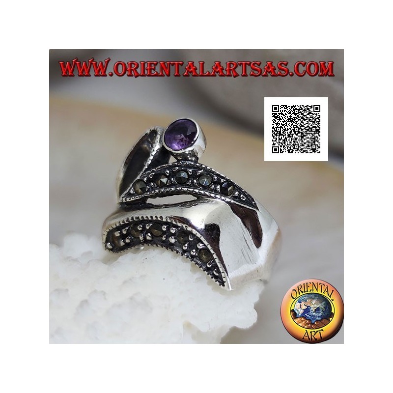 Anillo de plata de forma abstracta en estilo futurista con partes de marcasita y amatista redonda