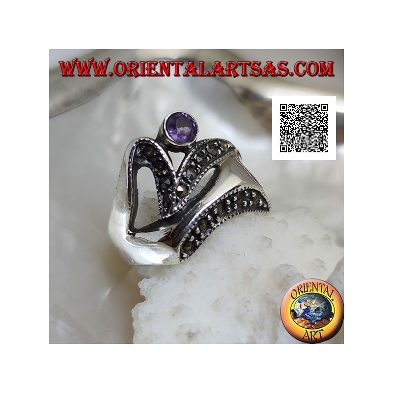 Anillo de plata de forma abstracta en estilo futurista con partes de marcasita y amatista redonda