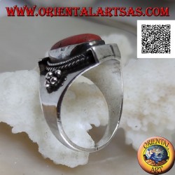 Bague en argent avec corail antique tibétain ovale serti népalais et boules sur les côtés (18)