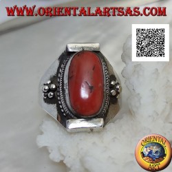 Bague en argent avec corail antique tibétain ovale serti népalais et boules sur les côtés (18)
