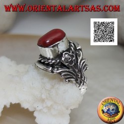 Bague en argent avec corail antique tibétain ovale avec entrelacement et fleur intégrale sur les côtés