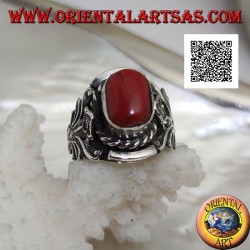 Bague en argent avec corail antique tibétain ovale avec entrelacement et fleur intégrale sur les côtés