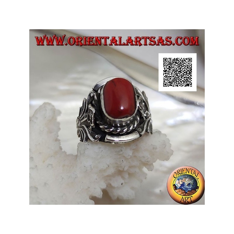 Anillo de plata con coral antiguo tibetano ovalado con entretejido y flor integral en los lados