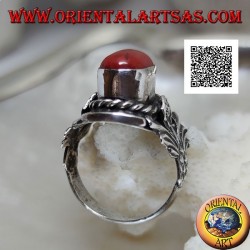 Bague en argent avec corail antique tibétain ovale avec entrelacement et fleur intégrale sur les côtés