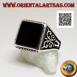 Silver ring with square onyx, up and down rhombus engravings and high relief decorations on the sides