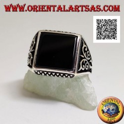 Anillo de plata con ónix cuadrado, grabados de rombos arriba y abajo y decoraciones en alto relieve en los laterales