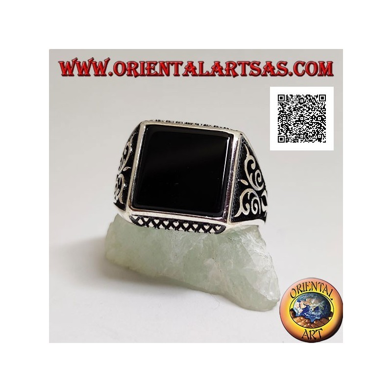 Silberring mit quadratischem Onyx, Rautengravuren auf und ab und hochreliefierten Verzierungen an den Seiten