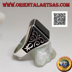 Anillo de plata con ónix cuadrado, grabados de rombos arriba y abajo y decoraciones en alto relieve en los laterales