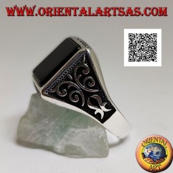 Silver ring with square onyx, up and down rhombus engravings and high relief decorations on the sides