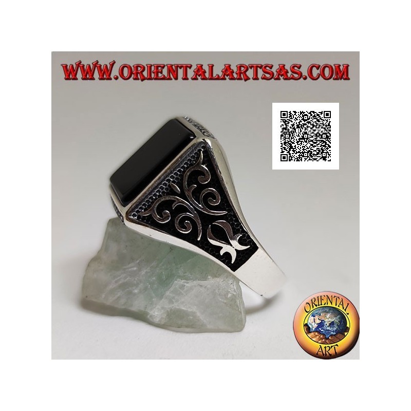 Bague en argent avec onyx carré, gravures en losange haut et bas et décorations en haut relief sur les côtés