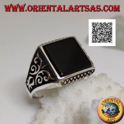 Anillo de plata con ónix cuadrado, grabados de rombos arriba y abajo y decoraciones en alto relieve en los laterales