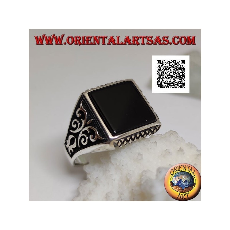 Silberring mit quadratischem Onyx, Rautengravuren auf und ab und hochreliefierten Verzierungen an den Seiten