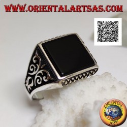Silberring mit quadratischem Onyx, Rautengravuren auf und ab und hochreliefierten Verzierungen an den Seiten