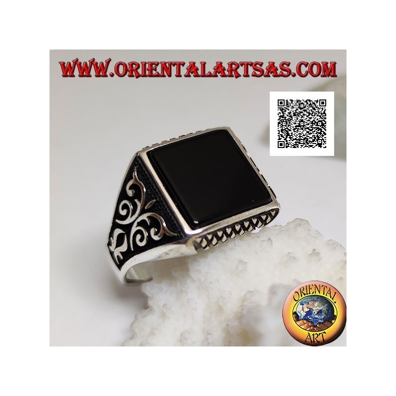 Silberring mit quadratischem Onyx, Rautengravuren auf und ab und hochreliefierten Verzierungen an den Seiten