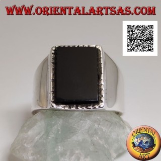 Anello in argento con onice rettangolare rialzata con bordo leggermente rigato su montatura liscia