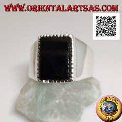Silberring mit erhabenem rechteckigem Onyx mit leicht gestreifter Kante auf einem glatten Rahmen