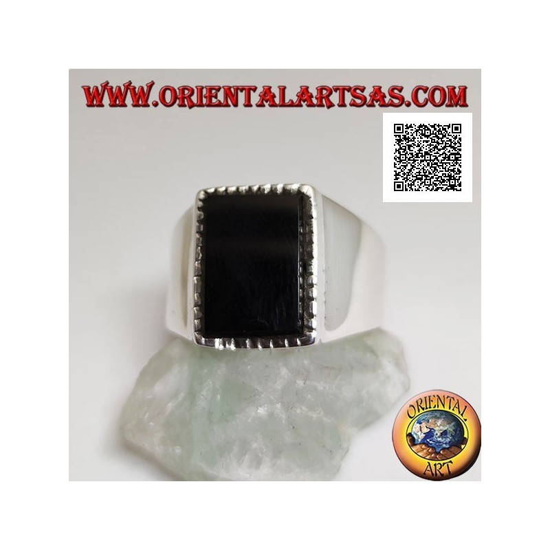 Silberring mit erhabenem rechteckigem Onyx mit leicht gestreifter Kante auf einem glatten Rahmen