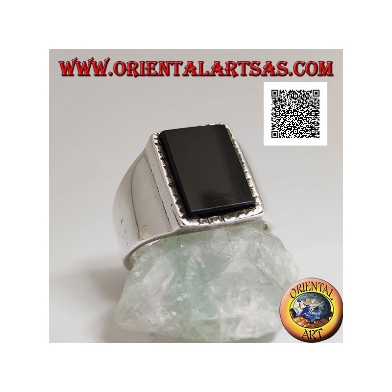 Bague en argent avec onyx rectangulaire en relief avec bord légèrement rayé sur une monture lisse