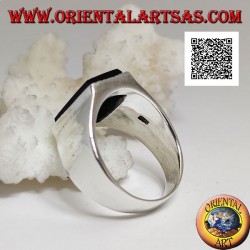 Anillo de plata con ónix rectangular en relieve con borde ligeramente rayado sobre un marco liso
