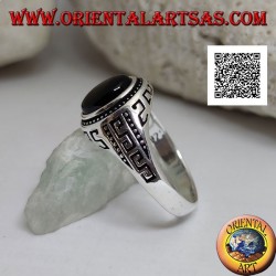 Silberring mit ovalem Cabochon-Onyx, umgeben von Scheiben und mit S-Gravuren an den Seiten