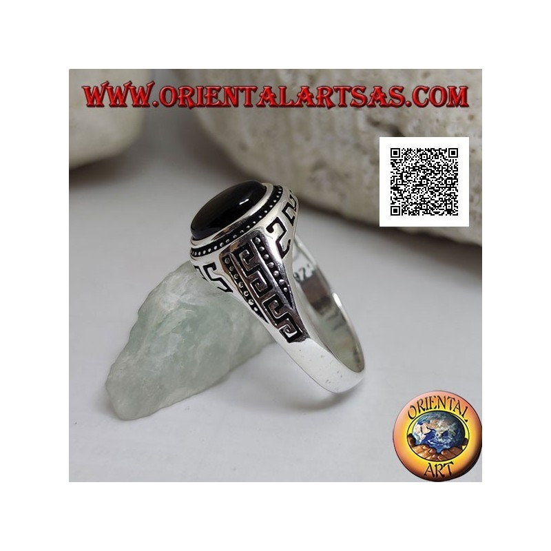 Silberring mit ovalem Cabochon-Onyx, umgeben von Scheiben und mit S-Gravuren an den Seiten