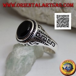 Anillo de plata con ónix cabujón ovalado rodeado de discos y S grabada en los laterales