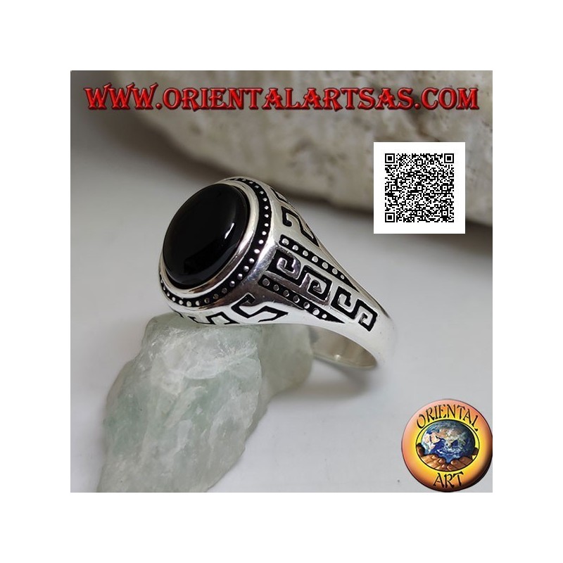 Anillo de plata con ónix cabujón ovalado rodeado de discos y S grabada en los laterales