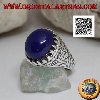 Anello in argento con lapislazzulo ovale cabochon incastonato da artigli e incisioni floreali sui lati
