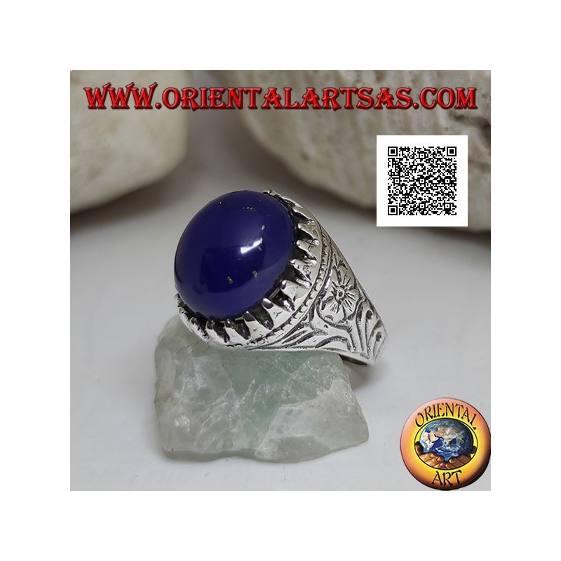 Anello in argento con lapislazzulo ovale cabochon incastonato da artigli e incisioni floreali sui lati