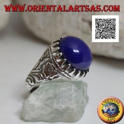 Anillo de plata con lapislázuli cabujón ovalado engastado con garras y grabados florales en los laterales