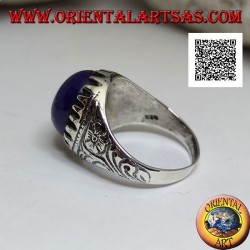 Anillo de plata con lapislázuli cabujón ovalado engastado con garras y grabados florales en los laterales