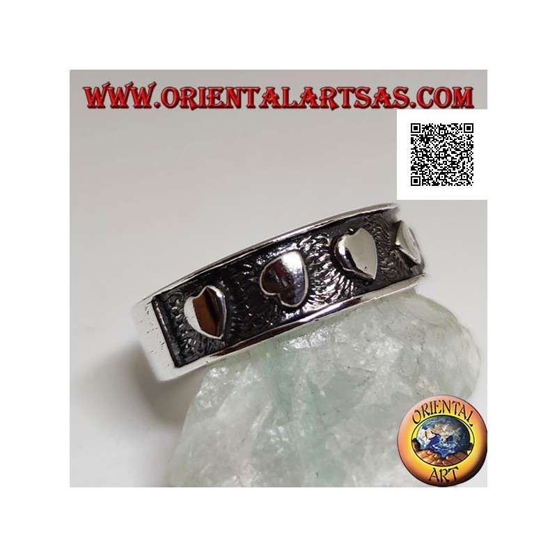 Bague en argent avec coeurs lisses en bas-relief orienté aléatoirement