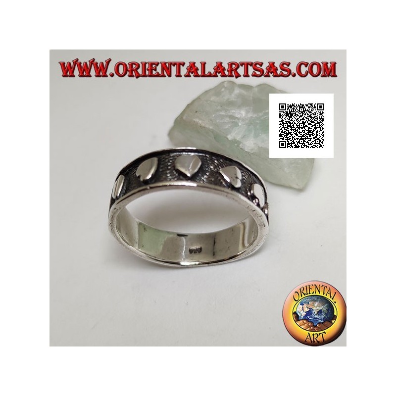 Anillo de plata con corazones lisos en bajorrelieve orientado al azar