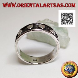 Anillo de plata con corazones lisos en bajorrelieve orientado al azar